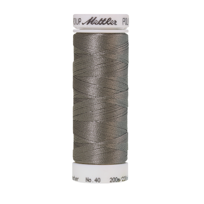 Amann Mettler Poly Sheen Cobblestone glänzt durch den trilobalen Fadenquerschnitt besonders schön. Zum Sticken, Quilten, Nähen. 200m Spule