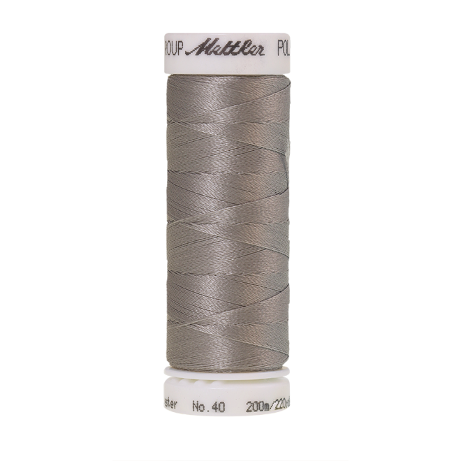 Amann Mettler Poly Sheen Smoke glänzt durch den trilobalen Fadenquerschnitt besonders schön. Zum Sticken, Quilten, Nähen. 200m Spule