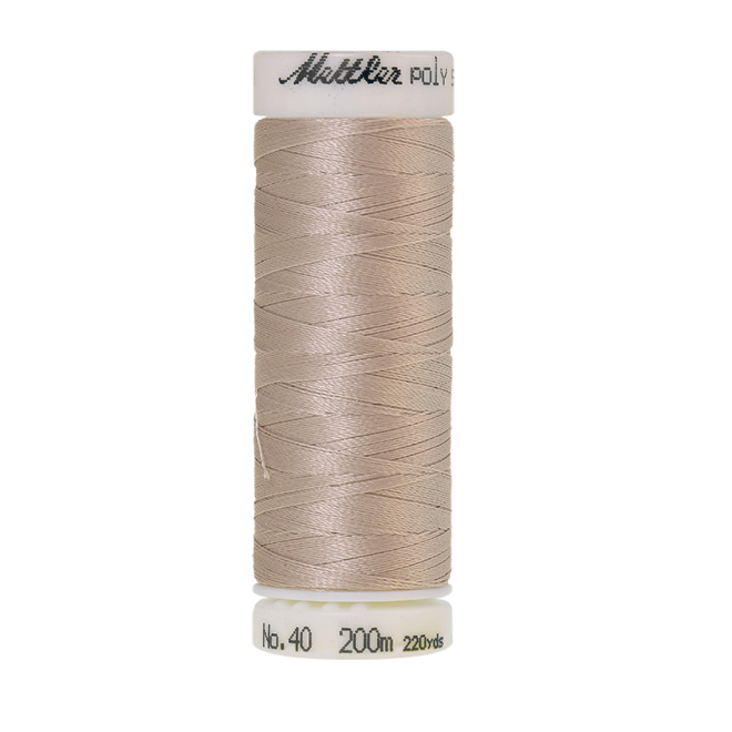 Amann Mettler Poly Sheen Mystik Grey glänzt durch den trilobalen Fadenquerschnitt besonders schön. Zum Sticken, Quilten, Nähen. 200m Spule