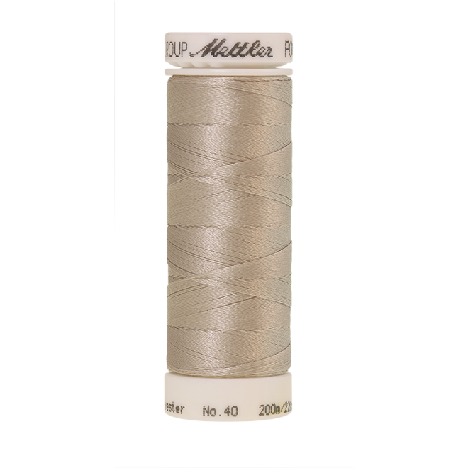 Amann Mettler Poly Sheen Cloud glänzt durch den trilobalen Fadenquerschnitt besonders schön. Zum Sticken, Quilten, Nähen. 200m Spule