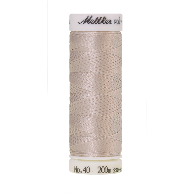 Amann Mettler Poly Sheen Saturn Grey glänzt durch den trilobalen Fadenquerschnitt besonders schön. Zum Sticken, Quilten, Nähen. 200m Spule