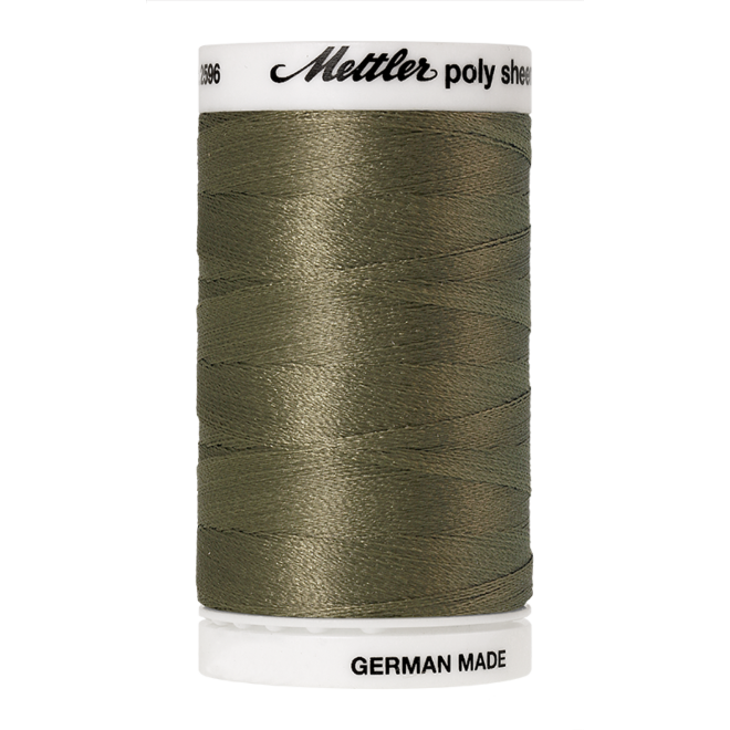 Amann Mettler Poly Sheen Army Drab glänzt durch den trilobalen Fadenquerschnitt besonders schön. Zum Sticken, Quilten, Nähen. 800m Spule