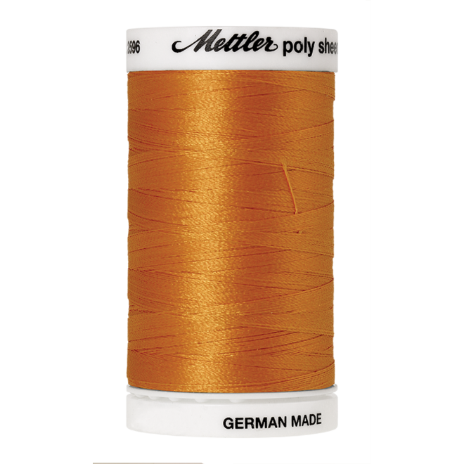 Amann Mettler Poly Sheen Candlelight glänzt durch den trilobalen Fadenquerschnitt besonders schön. Zum Sticken, Quilten, Nähen. 800m Spule