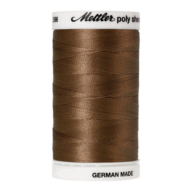 Amann Mettler Poly Sheen Pecan glänzt durch den trilobalen Fadenquerschnitt besonders schön. Zum Sticken, Quilten, Nähen. 800m Spule