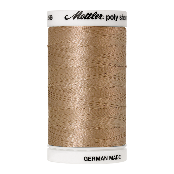 Amann Mettler Poly Sheen Ivory glänzt durch den trilobalen Fadenquerschnitt besonders schön. Zum Sticken, Quilten, Nähen. 800m Spule
