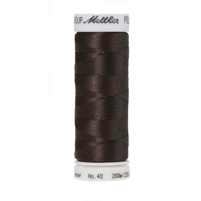 Amann Mettler Poly Sheen Dark Charcoal glänzt durch den trilobalen Fadenquerschnitt besonders schön. Zum Sticken, Quilten, Nähen. 200m Spule