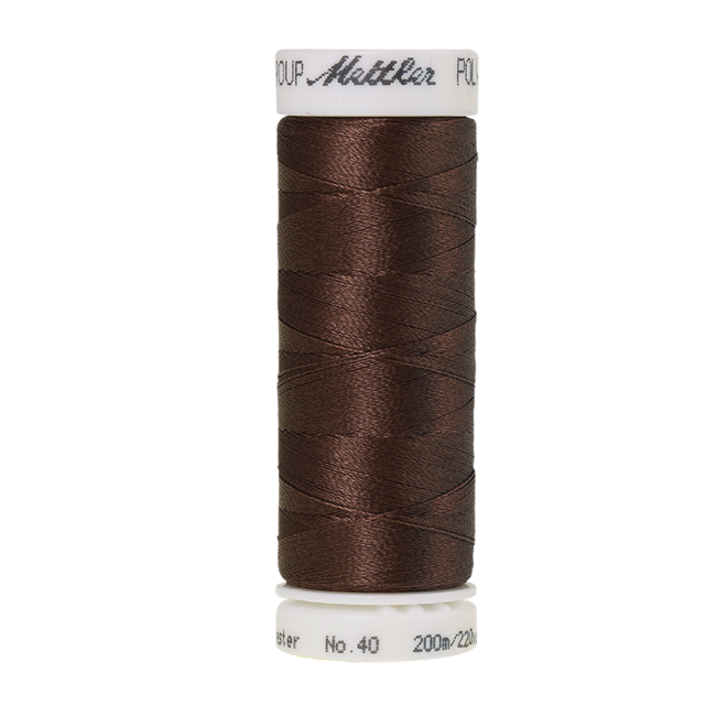 Amann Mettler Poly Sheen Espresso glänzt durch den trilobalen Fadenquerschnitt besonders schön. Zum Sticken, Quilten, Nähen. 200m Spule