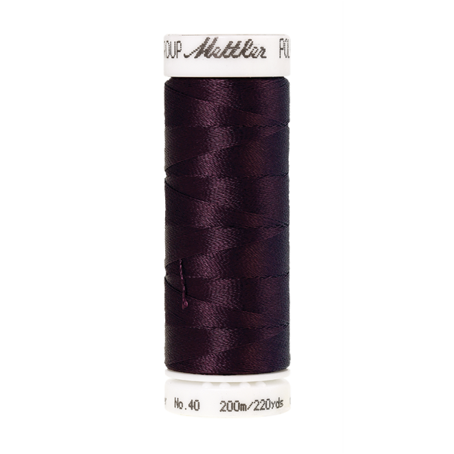 Amann Mettler Poly Sheen Maroon glänzt durch den trilobalen Fadenquerschnitt besonders schön. Zum Sticken, Quilten, Nähen. 200m Spule