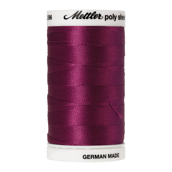 Amann Mettler Poly Sheen Boysenberry glänzt durch den trilobalen Fadenquerschnitt besonders schön. Zum Sticken, Quilten, Nähen. 800m Spule