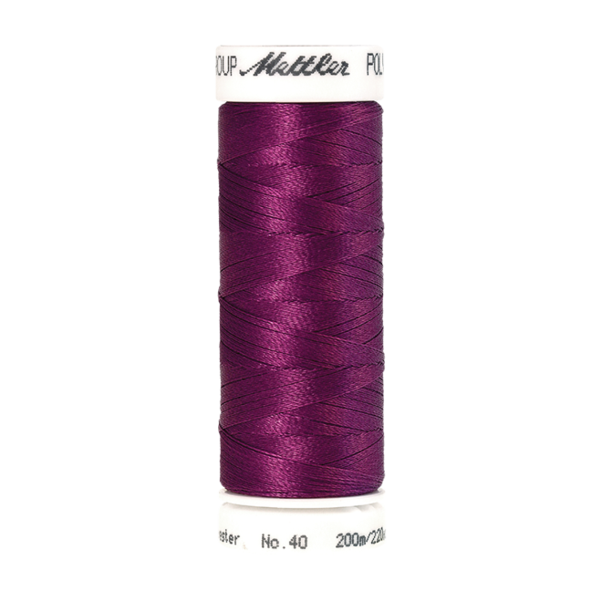 Amann Mettler Poly Sheen Plum glänzt durch den trilobalen Fadenquerschnitt besonders schön. Zum Sticken, Quilten, Nähen. 200m Spule