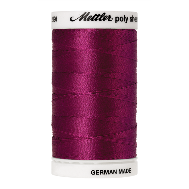 Amann Mettler Poly Sheen Cerise glänzt durch den trilobalen Fadenquerschnitt besonders schön. Zum Sticken, Quilten, Nähen. 800m Spule