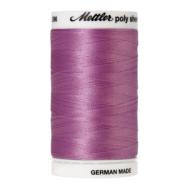 Amann Mettler Poly Sheen Frosted Plum glänzt durch den trilobalen Fadenquerschnitt besonders schön. Zum Sticken, Quilten, Nähen. 800m Spule