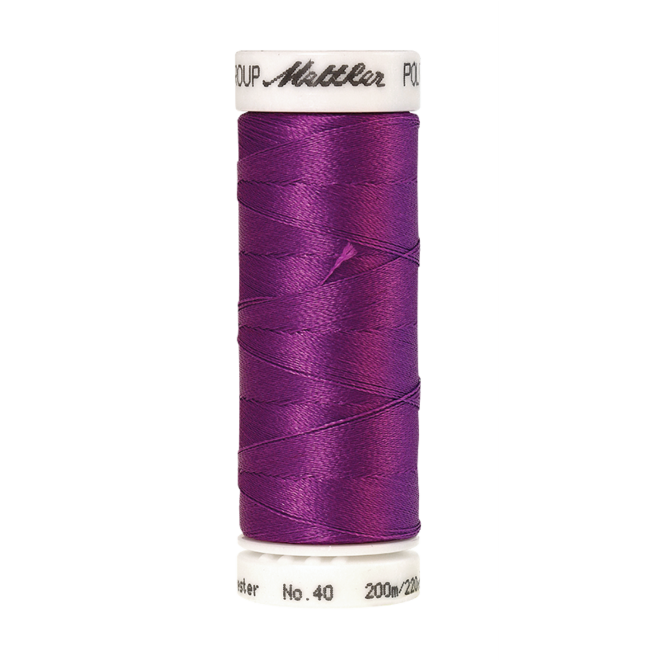 Amann Mettler Poly Sheen Very Berry glänzt durch den trilobalen Fadenquerschnitt besonders schön. Zum Sticken, Quilten, Nähen. 200m Spule