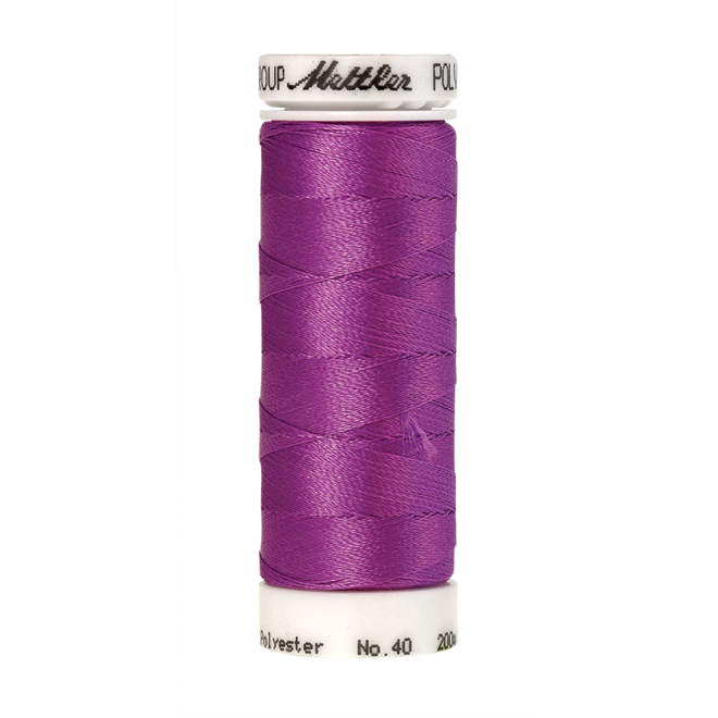 Amann Mettler Poly Sheen Frosted Orchid glänzt durch den trilobalen Fadenquerschnitt besonders schön. Zum Sticken, Quilten, Nähen. 200m Spule