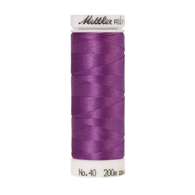Amann Mettler Poly Sheen Sugar Plum glänzt durch den trilobalen Fadenquerschnitt besonders schön. Zum Sticken, Quilten, Nähen. 200m Spule