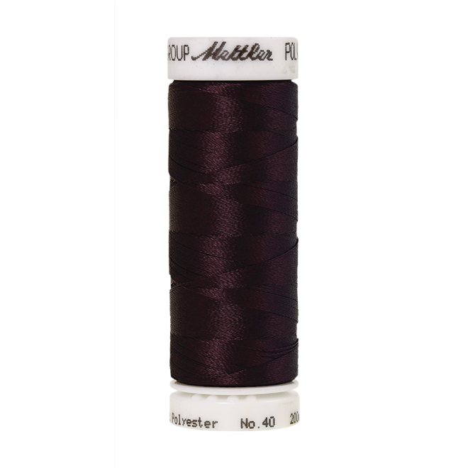 Amann Mettler Poly Sheen Scrumptious Plum glänzt durch den trilobalen Fadenquerschnitt besonders schön. Zum Sticken, Quilten, Nähen. 200m Spule