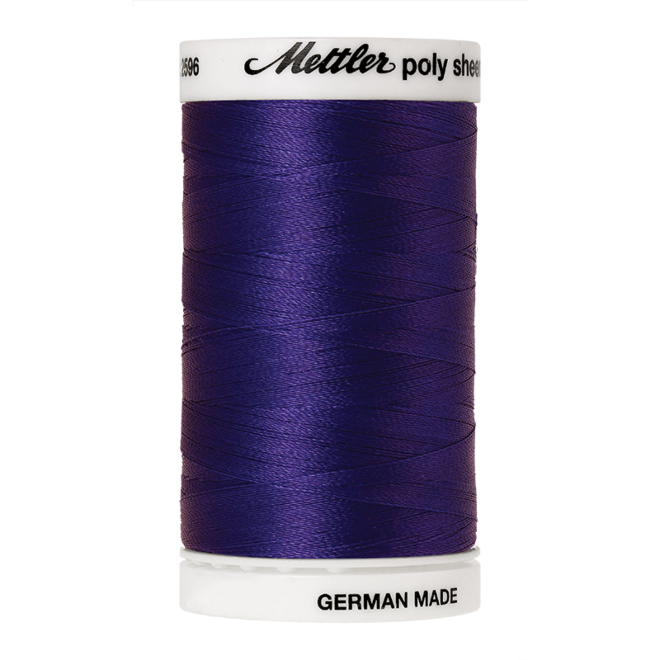 Amann Mettler Poly Sheen Dark Ink glänzt durch den trilobalen Fadenquerschnitt besonders schön. Zum Sticken, Quilten, Nähen. 800m Spule