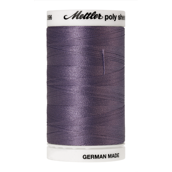Amann Mettler Poly Sheen Amethyst glänzt durch den trilobalen Fadenquerschnitt besonders schön. Zum Sticken, Quilten, Nähen. 800m Spule