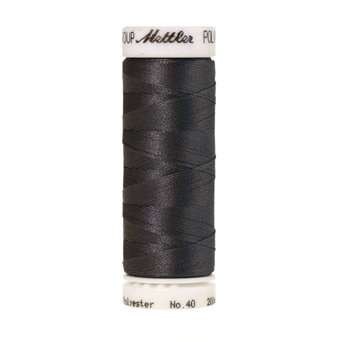 Amann Mettler Poly Sheen Slate Gray glänzt durch den trilobalen Fadenquerschnitt besonders schön. Zum Sticken, Quilten, Nähen. 200m Spule