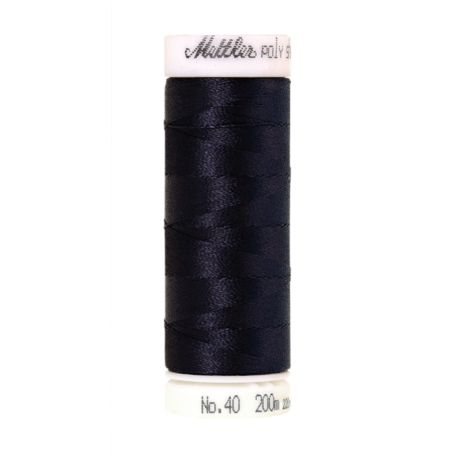 Amann Mettler Poly Sheen Midnight glänzt durch den trilobalen Fadenquerschnitt besonders schön. Zum Sticken, Quilten, Nähen. 200m Spule