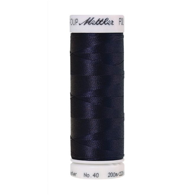 Amann Mettler Poly Sheen Dark Indigo glänzt durch den trilobalen Fadenquerschnitt besonders schön. Zum Sticken, Quilten, Nähen. 200m Spule