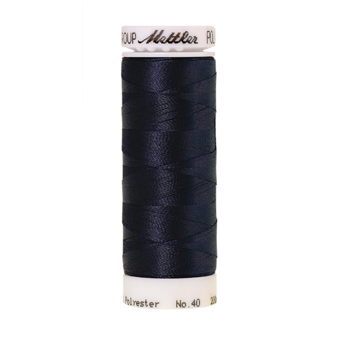 Amann Mettler Poly Sheen Navy glänzt durch den trilobalen Fadenquerschnitt besonders schön. Zum Sticken, Quilten, Nähen. 200m Spule