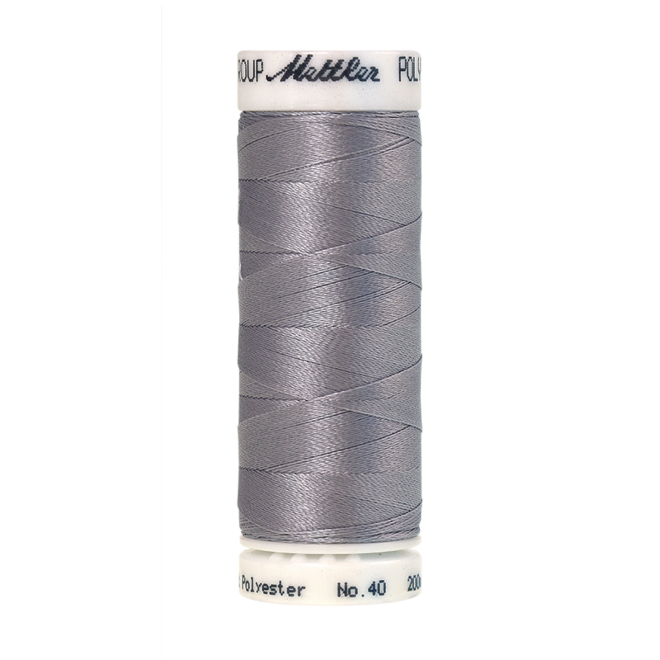 Amann Mettler Poly Sheen Summer Gray glänzt durch den trilobalen Fadenquerschnitt besonders schön. Zum Sticken, Quilten, Nähen. 200m Spule