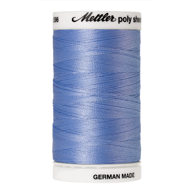 Amann Mettler Poly Sheen Lake Blue glänzt durch den trilobalen Fadenquerschnitt besonders schön. Zum Sticken, Quilten, Nähen. 800m Spule