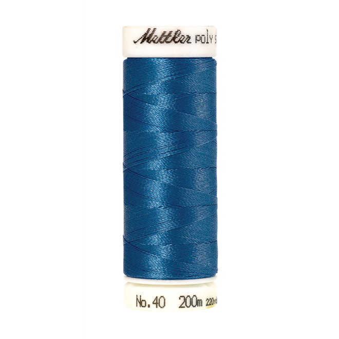 Amann Mettler Poly Sheen Reef Blue glänzt durch den trilobalen Fadenquerschnitt besonders schön. Zum Sticken, Quilten, Nähen. 200m Spule