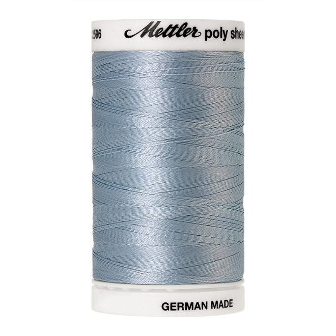 Amann Mettler Poly Sheen Azure Blue glänzt durch den trilobalen Fadenquerschnitt besonders schön. Zum Sticken, Quilten, Nähen. 800m Spule