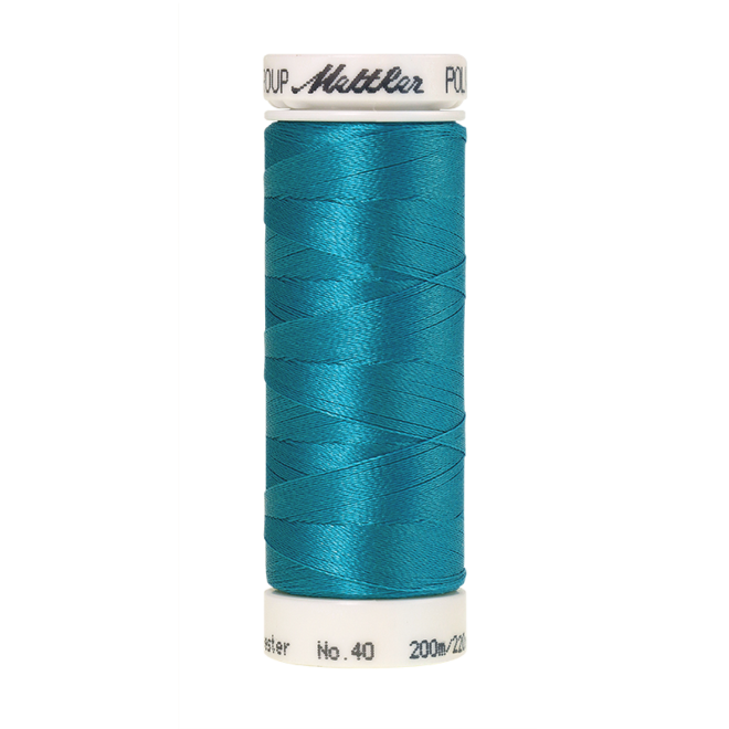 Amann Mettler Poly Sheen Caribbean Blue glänzt durch den trilobalen Fadenquerschnitt besonders schön. Zum Sticken, Quilten, Nähen. 200m Spule