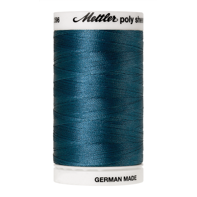 Amann Mettler Poly Sheen Teal glänzt durch den trilobalen Fadenquerschnitt besonders schön. Zum Sticken, Quilten, Nähen. 800m Spule