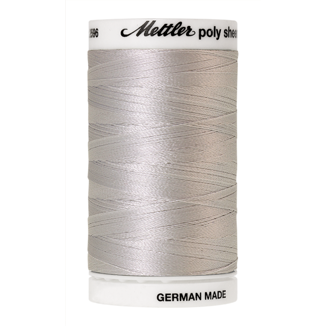 Amann Mettler Poly Sheen Glacier Green glänzt durch den trilobalen Fadenquerschnitt besonders schön. Zum Sticken, Quilten, Nähen. 800m Spule
