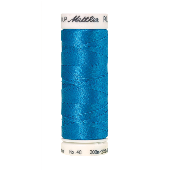 Amann Mettler Poly Sheen California Blue glänzt durch den trilobalen Fadenquerschnitt besonders schön. Zum Sticken, Quilten, Nähen. 200m Spule