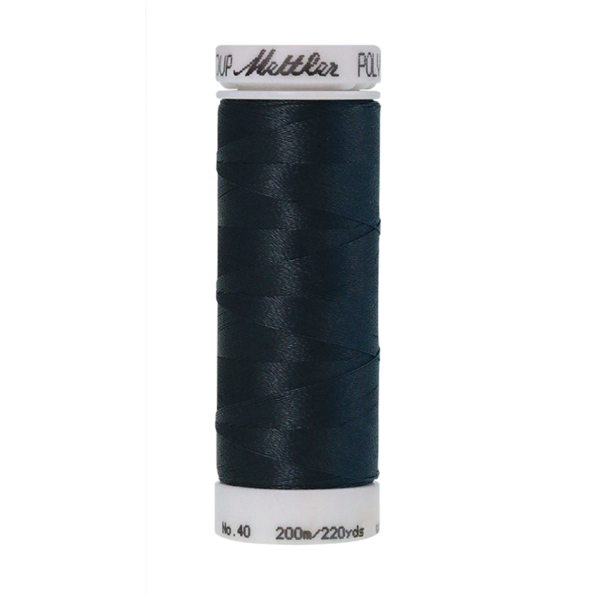 Amann Mettler Poly Sheen Charcoal glänzt durch den trilobalen Fadenquerschnitt besonders schön. Zum Sticken, Quilten, Nähen. 200m Spule