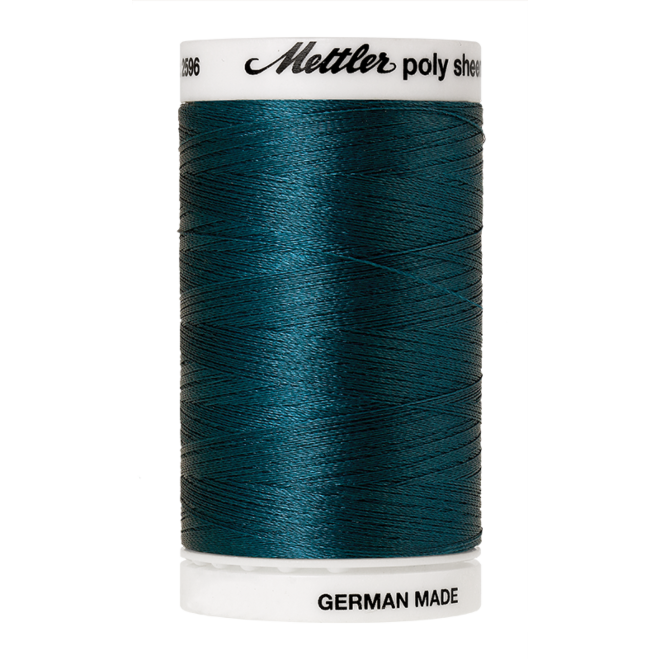 Amann Mettler Poly Sheen Deep Sea Blue glänzt durch den trilobalen Fadenquerschnitt besonders schön. Zum Sticken, Quilten, Nähen. 800m Spule
