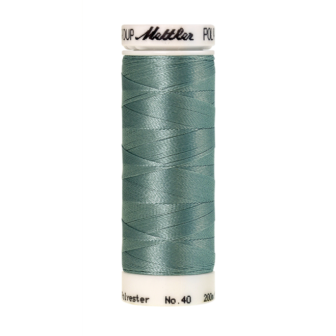 Amann Mettler Poly Sheen Vintage Blue glänzt durch den trilobalen Fadenquerschnitt besonders schön. Zum Sticken, Quilten, Nähen. 200m Spule