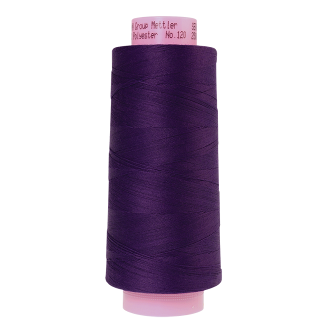 Amann Mettler Seracor in der Farbe Deep Purple auf der 2500m Kone. Seracor ist der Allesnäher unter den Overlock-Garnen!
