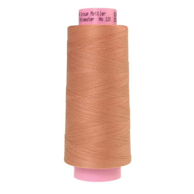 Amann Mettler Seracor in der Farbe Twine auf der 2500m Kone. Seracor ist der Allesnäher unter den Overlock-Garnen!