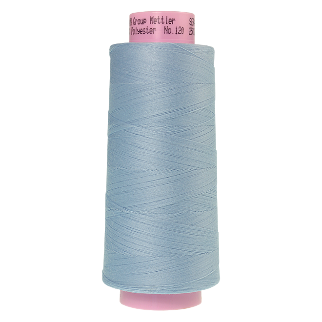 Amann Mettler Seracor in der Farbe Winter Frost auf der 2500m Kone. Seracor ist der Allesnäher unter den Overlock-Garnen!