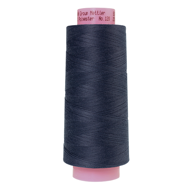 Amann Mettler Seracor in der Farbe Blue Shadow auf der 2500m Kone. Seracor ist der Allesnäher unter den Overlock-Garnen!