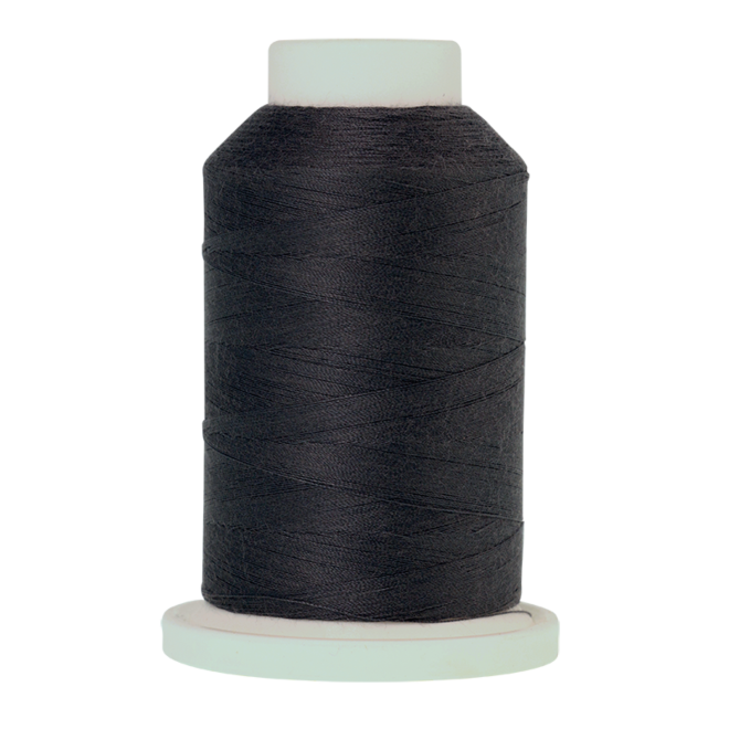 Amann Mettler Seracor in der Farbe Mole Gray auf der 1000m Kone. Seracor ist der Allesnäher unter den Overlock-Garnen!