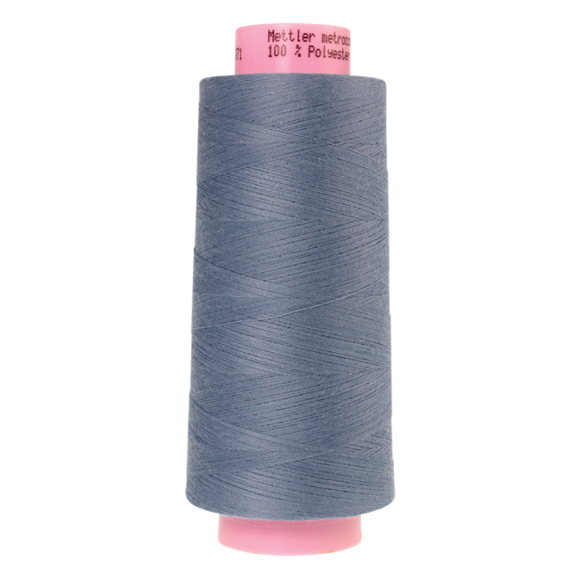 Amann Mettler Seracor in der Farbe Summer Sky auf der 2500m Kone. Seracor ist der Allesnäher unter den Overlock-Garnen!