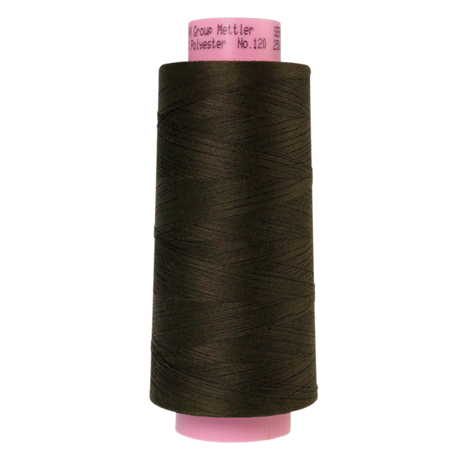 Amann Mettler Seracor in der Farbe Fir Forest auf der 2500m Kone. Seracor ist der Allesnäher unter den Overlock-Garnen!