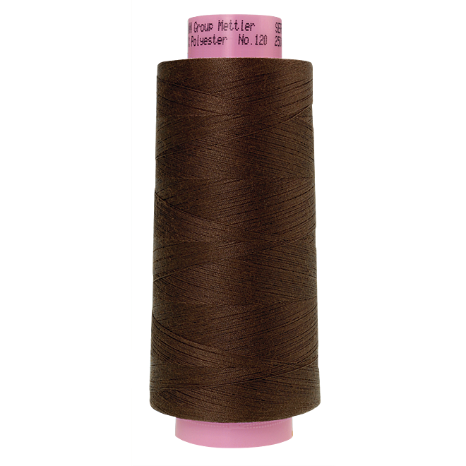 Amann Mettler Seracor in der Farbe Apple Seed auf der 2500m Kone. Seracor ist der Allesnäher unter den Overlock-Garnen!