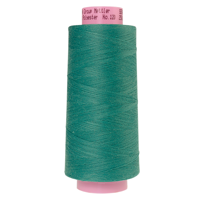 Amann Mettler Seracor in der Farbe Deep Aqua auf der 2500m Kone. Seracor ist der Allesnäher unter den Overlock-Garnen!