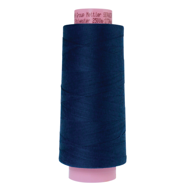 Amann Mettler Seracor in der Farbe Imperial Blue auf der 2500m Kone. Seracor ist der Allesnäher unter den Overlock-Garnen!