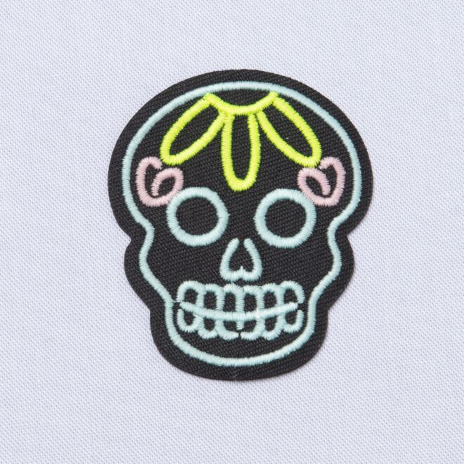 Nachtleuchtender Aufbügler "Totenkopf"