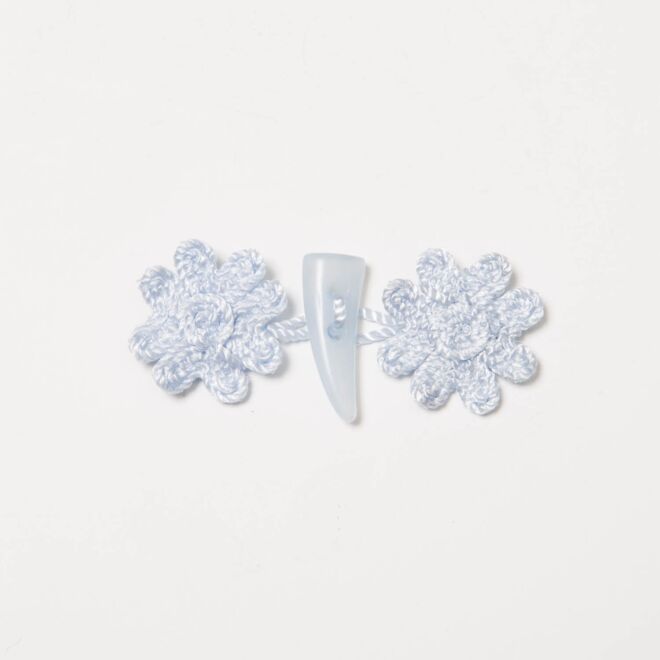 Dufflecoatverschluss Blümchen 8cm hellblau