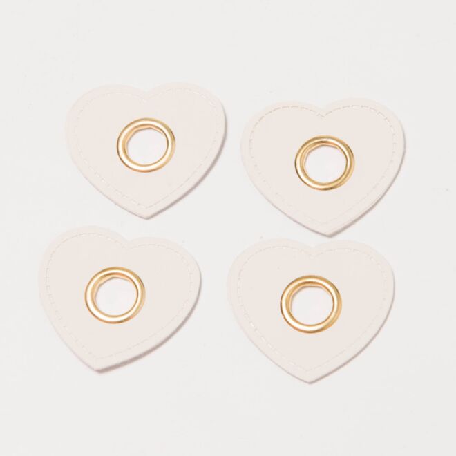 Kunstleder Ösenpatch "Herz" ecru (4er Pack)